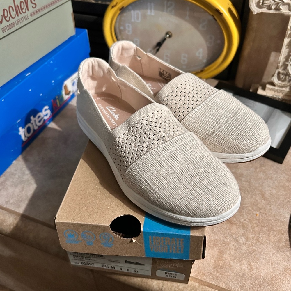 Clarks cloudsteppers slip -on shoes in natural size 6.5